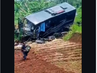 Sebuah bus wisata angkut anggota TNI alami kecelakaan akibat rem blong, Rabu siang 25 Maret 20925. Tidak ada korban jiwa, tiga orang luka-luka. Beberapa warga membantu evakuasi sejumlah korban dalam bus. Foto: Instagram@ngorbol_rame
