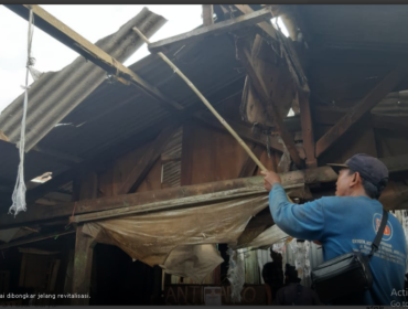 Sudah mulai dilakukan pembongkaran stand dan kios lama, sebelum dilaksanakan revitalisasi Pasar Keputra Selatan. PD Pasar Surya berencana melakukan revitalisasi pasar itu dengan anggarana hampir Rp 10 miliar tahun 2026 ini. Foto: pasarsurya.surabaya.go.id