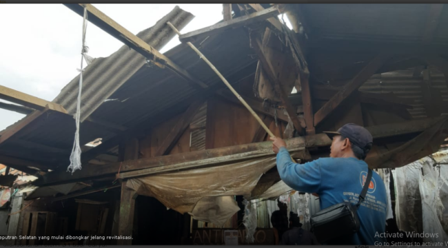 Sudah mulai dilakukan pembongkaran stand dan kios lama, sebelum dilaksanakan revitalisasi Pasar Keputra Selatan. PD Pasar Surya berencana melakukan revitalisasi pasar itu dengan anggarana hampir Rp 10 miliar tahun 2026 ini. Foto: pasarsurya.surabaya.go.id