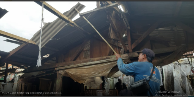 
					Sudah mulai dilakukan pembongkaran stand dan kios lama, sebelum dilaksanakan revitalisasi Pasar Keputra Selatan. PD Pasar Surya berencana melakukan revitalisasi pasar itu dengan anggarana hampir Rp 10 miliar tahun 2026 ini. Foto: pasarsurya.surabaya.go.id