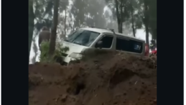 Salah satu kendaraan yang terkena longsor di Ngadiwono, arah ke Bromo, terjadi Senin sore, 2 Maret 2026. Foto: Instagram@wartabromo