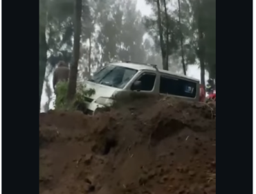 Salah satu kendaraan yang terkena longsor di Ngadiwono, arah ke Bromo, terjadi Senin sore, 2 Maret 2026. Foto: Instagram@wartabromo