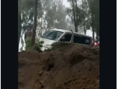 Salah satu kendaraan yang terkena longsor di Ngadiwono, arah ke Bromo, terjadi Senin sore, 2 Maret 2026. Foto: Instagram@wartabromo