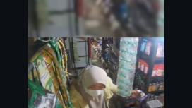 Inilah hasil rekaman CCTV yang dipasang di toko Abu Snack, pandaan, merekam kejadian dugaan pencurian uang hasil jualan toko itu. Foto: Instagram@pasuruan_kekinian