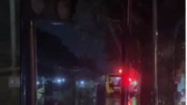 Kereta apu Commuter Line, Surabaya-Pasuruan (Supas) wajib dihentikan akibat banjir meluber di atas rel kereta api. Roda KA itu sudah terendam 18 cm, sehingga selama 4 jam kereta api itu harus dihenti, pada pukul 19.00- 22.40 WIB, Selasa 24 Maret 2026, Foto: Instagram@pasuruan_kekinian