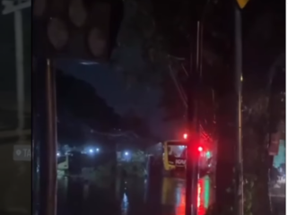 Kereta apu Commuter Line, Surabaya-Pasuruan (Supas) wajib dihentikan akibat banjir meluber di atas rel kereta api. Roda KA itu sudah terendam 18 cm, sehingga selama 4 jam kereta api itu harus dihenti, pada pukul 19.00- 22.40 WIB, Selasa 24 Maret 2026, Foto: Instagram@pasuruan_kekinian