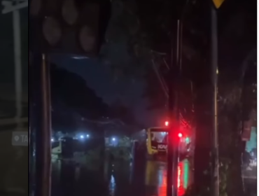Kereta apu Commuter Line, Surabaya-Pasuruan (Supas) wajib dihentikan akibat banjir meluber di atas rel kereta api. Roda KA itu sudah terendam 18 cm, sehingga selama 4 jam kereta api itu harus dihenti, pada pukul 19.00- 22.40 WIB, Selasa 24 Maret 2026, Foto: Instagram@pasuruan_kekinian