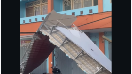 Kanopi depan pasar Ploso Jombang, roboh pada Rabu dini hari 01.30 WIB, 18 Maret  2026. Foto: Instagram@kabarjombangdotcom