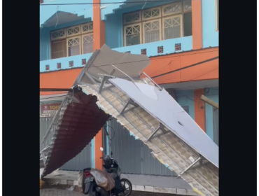 Kanopi depan pasar Ploso Jombang, roboh pada Rabu dini hari 01.30 WIB, 18 Maret  2026. Foto: Instagram@kabarjombangdotcom