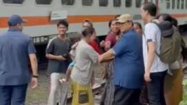 Momen menarik, saat Presiden Prabowo menarik lengan seorang perempuan agar menjauh dari lintasan kereta api. Saat itu Presiden melakukan blusukan ke rumah-rumah pendudukan yang mendiami bangunan rumah tak layak huni di area bantara KA Senen, Kamis 26 Maret 2026. Foto: Ist