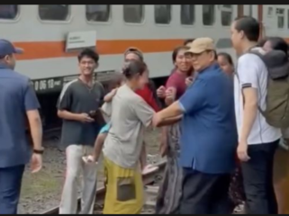 Momen menarik, saat Presiden Prabowo menarik lengan seorang perempuan agar menjauh dari lintasan kereta api. Saat itu Presiden melakukan blusukan ke rumah-rumah pendudukan yang mendiami bangunan rumah tak layak huni di area bantara KA Senen, Kamis 26 Maret 2026. Foto: Ist