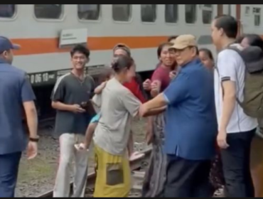 Momen menarik, saat Presiden Prabowo menarik lengan seorang perempuan agar menjauh dari lintasan kereta api. Saat itu Presiden melakukan blusukan ke rumah-rumah pendudukan yang mendiami bangunan rumah tak layak huni di area bantara KA Senen, Kamis 26 Maret 2026. Foto: Ist