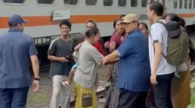 Momen menarik, saat Presiden Prabowo menarik lengan seorang perempuan agar menjauh dari lintasan kereta api. Saat itu Presiden melakukan blusukan ke rumah-rumah pendudukan yang mendiami bangunan rumah tak layak huni di area bantara KA Senen, Kamis 26 Maret 2026. Foto: Ist