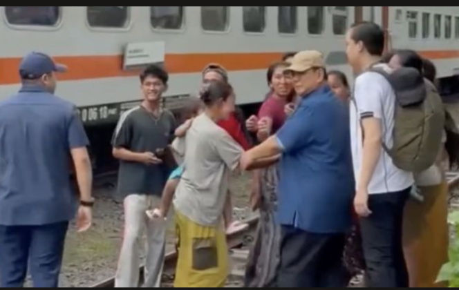 
					Momen menarik, saat Presiden Prabowo menarik lengan seorang perempuan agar menjauh dari lintasan kereta api. Saat itu Presiden melakukan blusukan ke rumah-rumah pendudukan yang mendiami bangunan rumah tak layak huni di area bantara KA Senen, Kamis 26 Maret 2026. Foto: Ist