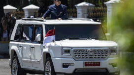 Inilah mobil Maung buatan pindad seharga Rp 1 miliar dengan kekuatan khusus anti peluru, kalah jauh harganya dengan mobil dinas Gubernur Kaltim, Rudi Mas'ud Range Rover Autobilography Rp 8.5 miliar. Foto: Ist