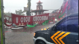 Gapura bando Selamat datan di Puwodadi, Jawa Tengah, ambruk diterjang hujan deras dan angin kencang, Jumat 15.00 WIB. Menyebabkan 4 jam kemacetan, sekitar pukul  18.00 jalan sudah bisa dilwari kembali, Jumat 20 Maret 2026. Foto: Ist