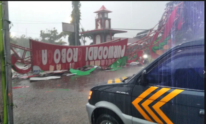 
					Gapura bando Selamat datan di Puwodadi, Jawa Tengah, ambruk diterjang hujan deras dan angin kencang, Jumat 15.00 WIB. Menyebabkan 4 jam kemacetan, sekitar pukul  18.00 jalan sudah bisa dilwari kembali, Jumat 20 Maret 2026. Foto: Ist