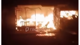 Seorang suami berusia 63 tahun nekat bakar rumah dan dua motornya, akibat resinggung oleh ucapan istrik dan mendapat tonjokan dari anaknya. Persitiwa terjadi  di Garum Blitaer. Foto: Instagram@radiopatria