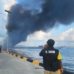 Api membunung tinggi, akibat KM Cipta Anugerah meledak dan terbakar di Peabuhan Pulau Selayar, Sulawesi Selatan. Angkut ribuan tabung gas, 2000 paket sembako serta barang-barang lainnya. Fotr: antaranews.com