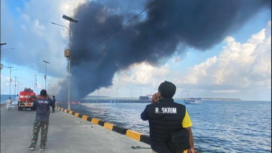 Api membunung tinggi, akibat KM Cipta Anugerah meledak dan terbakar di Peabuhan Pulau Selayar, Sulawesi Selatan. Angkut ribuan tabung gas, 2000 paket sembako serta barang-barang lainnya. Fotr: antaranews.com