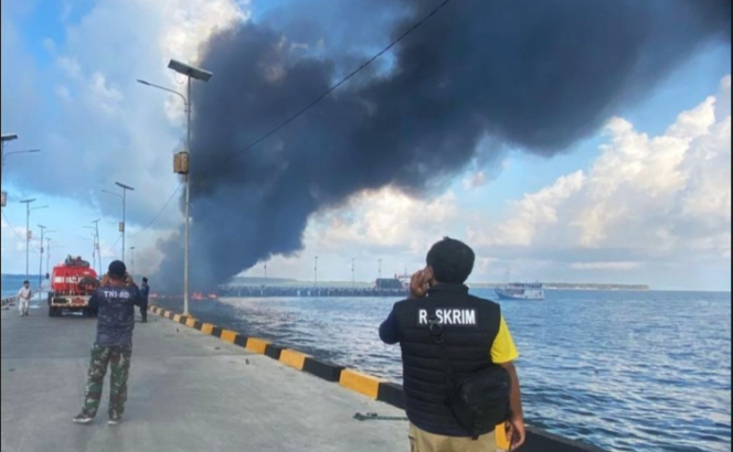 
					Api membunung tinggi, akibat KM Cipta Anugerah meledak dan terbakar di Peabuhan Pulau Selayar, Sulawesi Selatan. Angkut ribuan tabung gas, 2000 paket sembako serta barang-barang lainnya. Fotr: antaranews.com