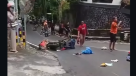 Pertigaan Klemuk disebut sebagai jalur Tengkorak di Batu, minta korban lagi. Saat motor Honda Vario (L 6167 UA) di Jalur Klemuk (Jalan Raya Rajekwesi Km 04-05), Kelurahan Songgokerto, Kota Batu, pada Rabu (25/3/2026),  Ayah meninggal dunia, ibu dan dua anaknya masih dirawat di rumah sakit. Foto: Instagram@sakpirongertimu