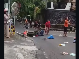 Pertigaan Klemuk disebut sebagai jalur Tengkorak di Batu, minta korban lagi. Saat motor Honda Vario (L 6167 UA) di Jalur Klemuk (Jalan Raya Rajekwesi Km 04-05), Kelurahan Songgokerto, Kota Batu, pada Rabu (25/3/2026),  Ayah meninggal dunia, ibu dan dua anaknya masih dirawat di rumah sakit. Foto: Instagram@sakpirongertimu