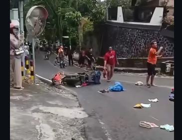 Pertigaan Klemuk disebut sebagai jalur Tengkorak di Batu, minta korban lagi. Saat motor Honda Vario (L 6167 UA) di Jalur Klemuk (Jalan Raya Rajekwesi Km 04-05), Kelurahan Songgokerto, Kota Batu, pada Rabu (25/3/2026),  Ayah meninggal dunia, ibu dan dua anaknya masih dirawat di rumah sakit. Foto: Instagram@sakpirongertimu