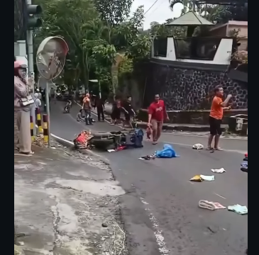 Pertigaan Klemuk disebut sebagai jalur Tengkorak di Batu, minta korban lagi. Saat motor Honda Vario (L 6167 UA) di Jalur Klemuk (Jalan Raya Rajekwesi Km 04-05), Kelurahan Songgokerto, Kota Batu, pada Rabu (25/3/2026),  Ayah meninggal dunia, ibu dan dua anaknya masih dirawat di rumah sakit. Foto: Instagram@sakpirongertimu