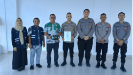  Plt. Kepala Dinas PUPR Kabupaten Jombang, Imam Bustomi,  menyerahkan seertiikat layak fungsi (SLF) kepada manajemen RS Bhayangkara Jombang, Kamis, 5 Maret 2026. Foto: jombang.go.id