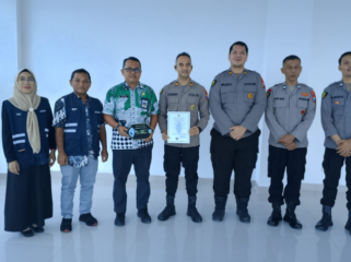  Plt. Kepala Dinas PUPR Kabupaten Jombang, Imam Bustomi,  menyerahkan seertiikat layak fungsi (SLF) kepada manajemen RS Bhayangkara Jombang, Kamis, 5 Maret 2026. Foto: jombang.go.id