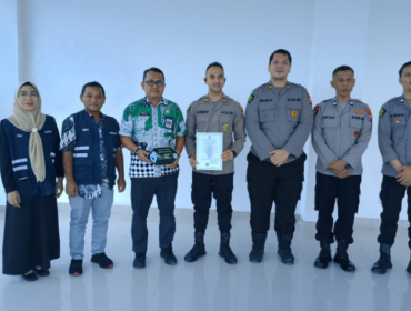  Plt. Kepala Dinas PUPR Kabupaten Jombang, Imam Bustomi,  menyerahkan seertiikat layak fungsi (SLF) kepada manajemen RS Bhayangkara Jombang, Kamis, 5 Maret 2026. Foto: jombang.go.id