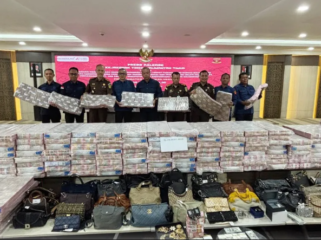 Kejaksan Tinggi Kalimantan Timur  di Samarinda, Kamis 26 Maret 26, melakukan konferensi pers terkait kasus tambang bartubara ilegal PT PT Jembayan Muarabara (sering disebut PT Jembayan Muarabara Group atau PT JMB Group). Saat it dipamerkan uang sebesar Rp 214 miliar hasil sitaan. Fotol storykejaksaan