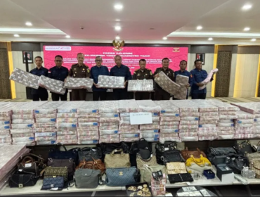 Kejaksan Tinggi Kalimantan Timur  di Samarinda, Kamis 26 Maret 26, melakukan konferensi pers terkait kasus tambang bartubara ilegal PT PT Jembayan Muarabara (sering disebut PT Jembayan Muarabara Group atau PT JMB Group). Saat it dipamerkan uang sebesar Rp 214 miliar hasil sitaan. Fotol storykejaksaan