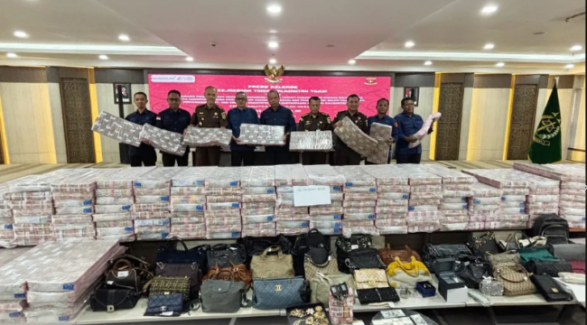 Kejaksan Tinggi Kalimantan Timur  di Samarinda, Kamis 26 Maret 26, melakukan konferensi pers terkait kasus tambang bartubara ilegal PT PT Jembayan Muarabara (sering disebut PT Jembayan Muarabara Group atau PT JMB Group). Saat it dipamerkan uang sebesar Rp 214 miliar hasil sitaan. Fotol storykejaksaan