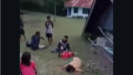 Bangunan SD yang sudah rapuh dan tidak dipakai, roboh saat hujan. Ada siswa siswi sedang beretduh setetalh main bola dan petak di lokasi, Rabu sore, 18 Maret 2026. Foto: Instagram@suarakartakita