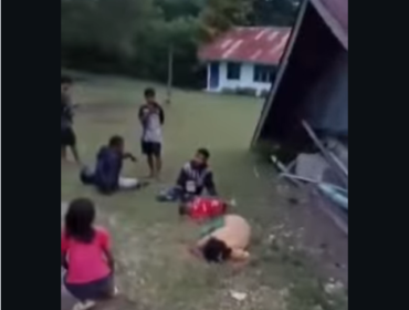 Bangunan SD yang sudah rapuh dan tidak dipakai, roboh saat hujan. Ada siswa siswi sedang beretduh setetalh main bola dan petak di lokasi, Rabu sore, 18 Maret 2026. Foto: Instagram@suarakartakita