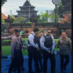 Tim penamana kejari Badung, membawa terdakwa ke ruang sidang alam kasus pembunuhsan warga Australia di vila Cangu. Jaksa ajukan naik banding atas vonis hakim yang menghukum dua terdkawa dengan humuman 16 tahun penjara. Foto: Instragram@tirto
