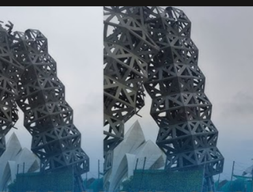 Tower Telkomsel dan Indosar di samping bangunan masjid Al-Jabbar, Bandung,, roboh diterjang angin bandai, Kamis sore, 19 Maret 2026. Foto: tribunpriangan