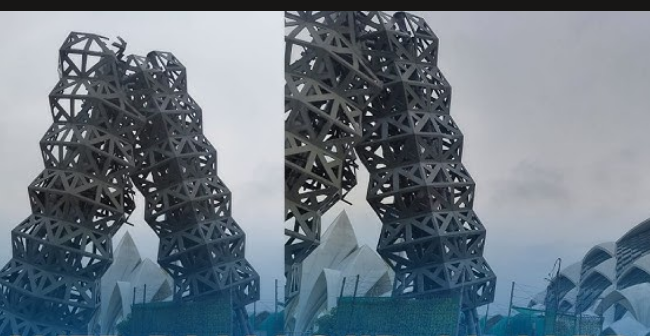 Tower Telkomsel dan Indosar di samping bangunan masjid Al-Jabbar, Bandung,, roboh diterjang angin bandai, Kamis sore, 19 Maret 2026. Foto: tribunpriangan