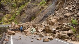 Trenggalek-Pnogorog tutup total, akibat terjadi tanah longsor dserta ada sebuah batu besar yang teronggok di tengah jalan, sejak pukul 17.00 WIB, Selasa, 3 Maret 2026. Foto: Ist