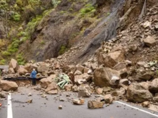 Trenggalek-Pnogorog tutup total, akibat terjadi tanah longsor dserta ada sebuah batu besar yang teronggok di tengah jalan, sejak pukul 17.00 WIB, Selasa, 3 Maret 2026. Foto: Ist