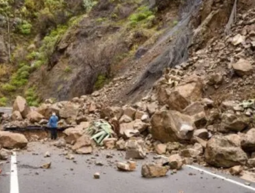 Trenggalek-Pnogorog tutup total, akibat terjadi tanah longsor dserta ada sebuah batu besar yang teronggok di tengah jalan, sejak pukul 17.00 WIB, Selasa, 3 Maret 2026. Foto: Ist