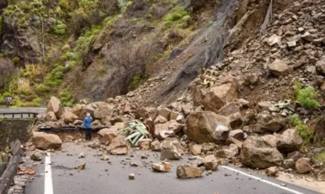 
					Trenggalek-Pnogorog tutup total, akibat terjadi tanah longsor dserta ada sebuah batu besar yang teronggok di tengah jalan, sejak pukul 17.00 WIB, Selasa, 3 Maret 2026. Foto: Ist