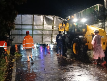 Pohon tumbang melintang di jalanan, terjadi Sabtu sore, 28 Maret 2026, tim BPBD melaksanakan pemebrsihan dan evakuasi pohon tumbang. Foto: Dok/BPBD Jombang