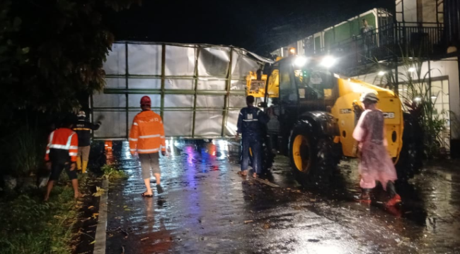 Pohon tumbang melintang di jalanan, terjadi Sabtu sore, 28 Maret 2026, tim BPBD melaksanakan pemebrsihan dan evakuasi pohon tumbang. Foto: Dok/BPBD Jombang