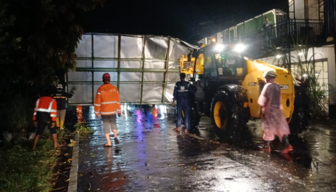 
					Pohon tumbang melintang di jalanan, terjadi Sabtu sore, 28 Maret 2026, tim BPBD melaksanakan pemebrsihan dan evakuasi pohon tumbang. Foto: Dok/BPBD Jombang