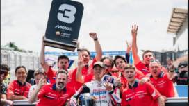 Veda Ega Pratama menjadi orang pertama yang naik podium dalam seri balap motor Moto3, meraih juara III di arena internasional balapan Moto3 Brasil 2026 di Sirkuit Ayrton Senna, Minggu, 22 Maret 2026. Foto: Ist