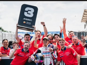 Veda Ega Pratama menjadi orang pertama yang naik podium dalam seri balap motor Moto3, meraih juara III di arena internasional balapan Moto3 Brasil 2026 di Sirkuit Ayrton Senna, Minggu, 22 Maret 2026. Foto: Ist