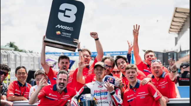 Veda Ega Pratama menjadi orang pertama yang naik podium dalam seri balap motor Moto3, meraih juara III di arena internasional balapan Moto3 Brasil 2026 di Sirkuit Ayrton Senna, Minggu, 22 Maret 2026. Foto: Ist